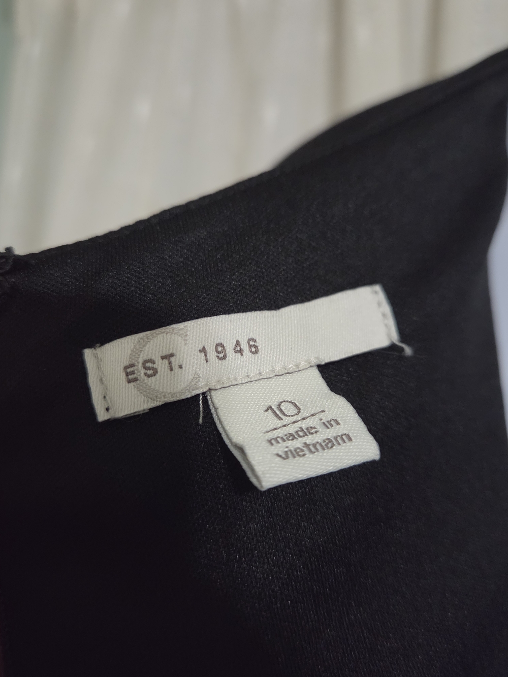 Elegant Black Midi Dress with White Trim and Bell Sleeves - Picture 5 of 5